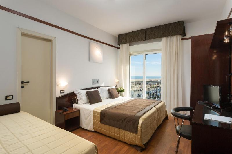 Superior Triple Room image 3