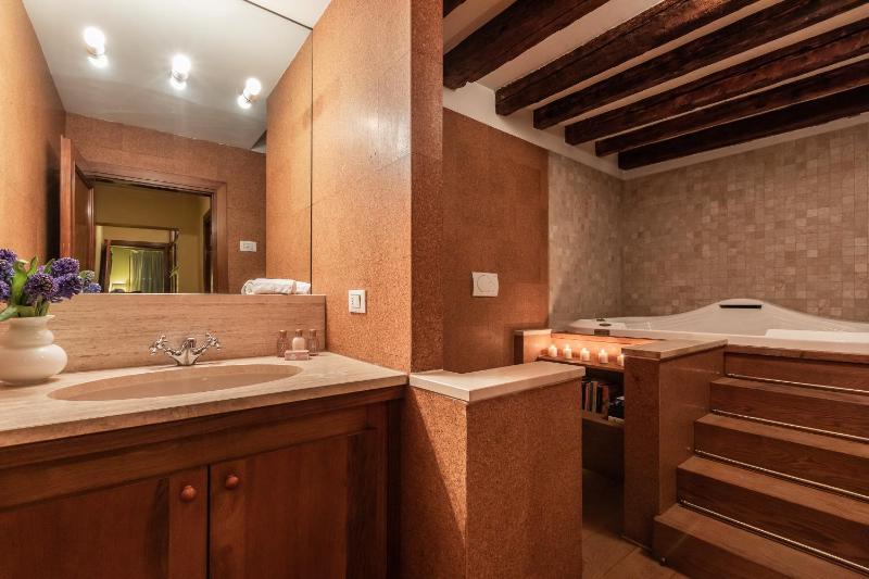 La Tana Cozy Apartment in Campo San Maurizio - image 3