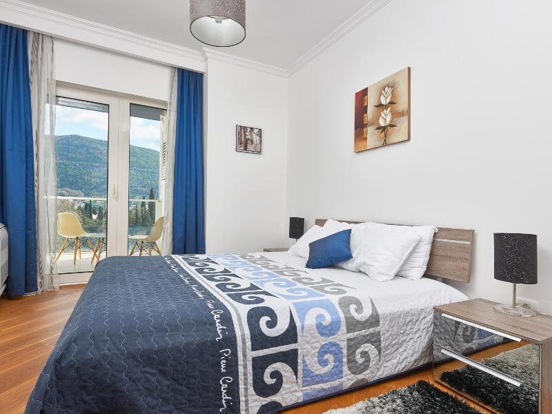 Family Suite with Balcony with City View image 3