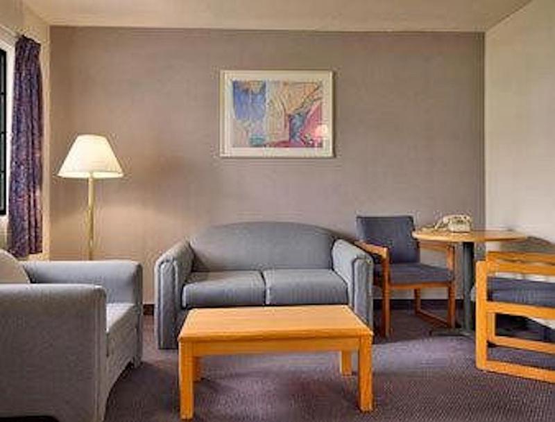 Studio Suite with 2 Queen Beds, Non-Smoking image 3