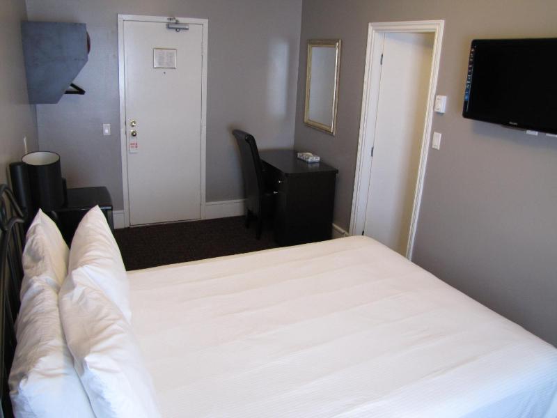 Barclay Hotel - image 2