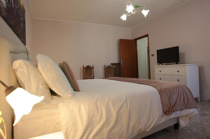 Deluxe Double Room with Extra Bed image 4