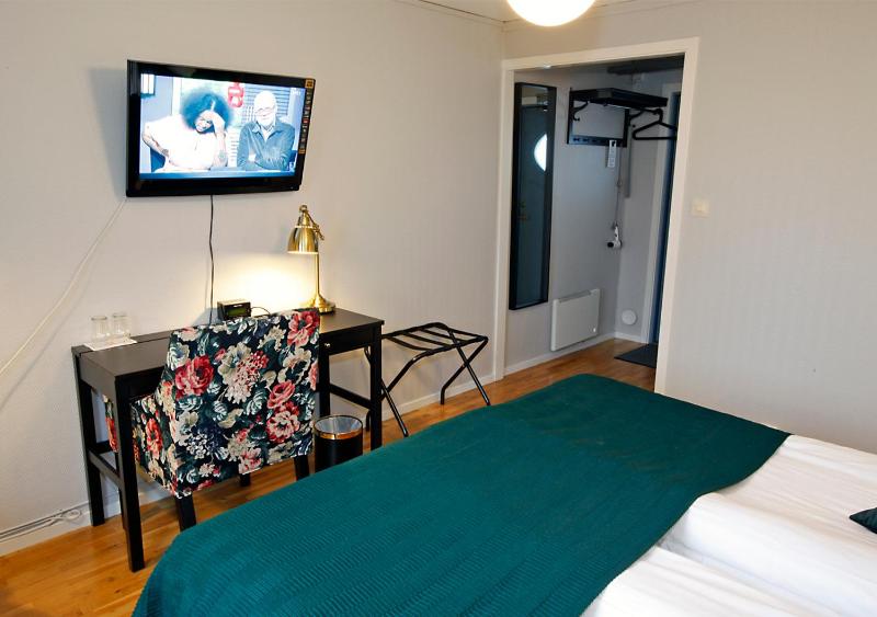 Twin Room image 4