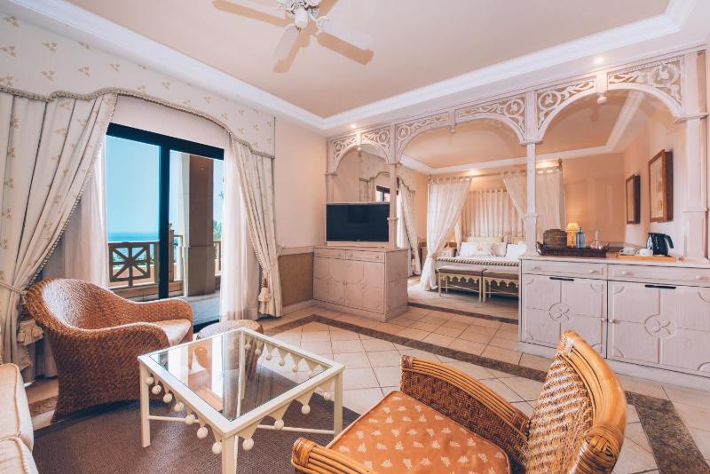 Superior Junior Suite with Sea View image 3