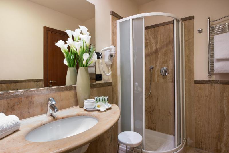 Classic Double or Twin Room image 3