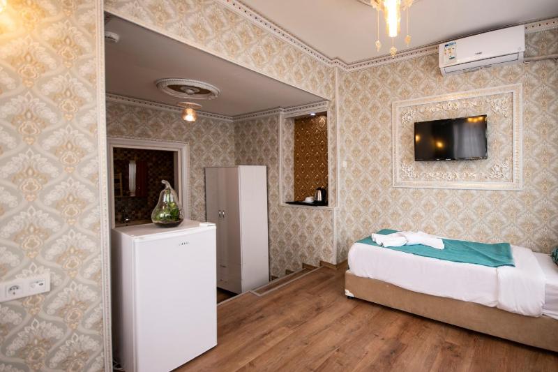 Deluxe Triple Room with Sea View image 3