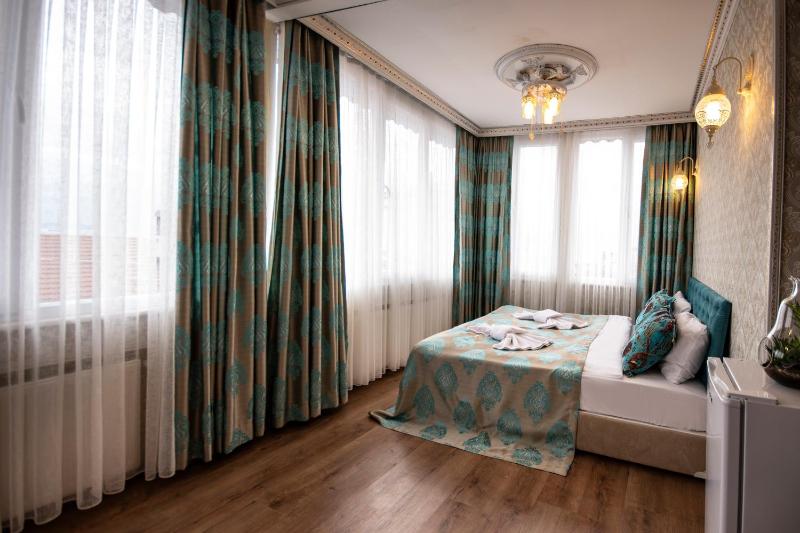 Deluxe Triple Room with Sea View image 2