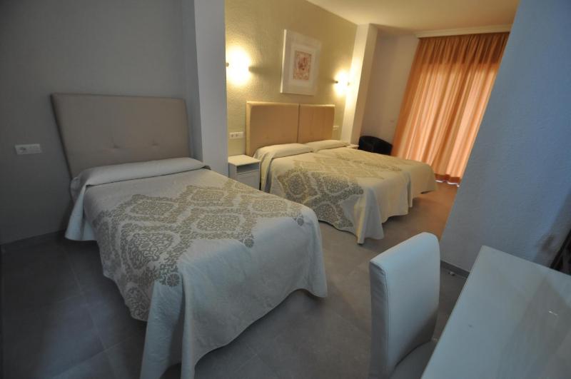 Standard Triple Room image 4