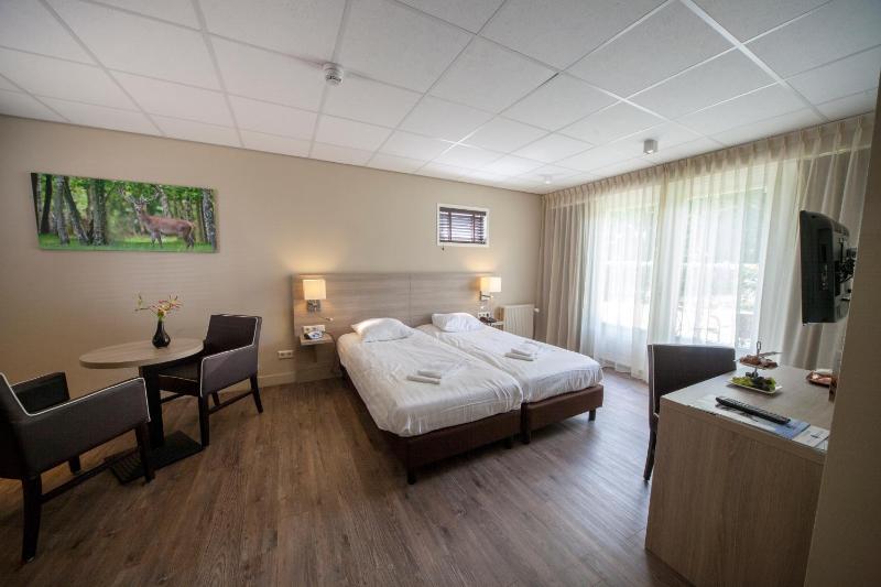 Spacious comfort double room with terrace image 3