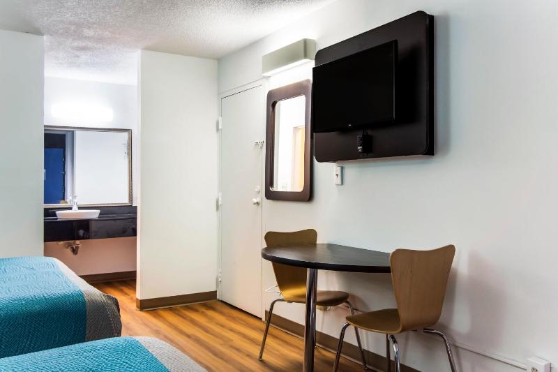 Deluxe Queen Room with Two Queen Beds - Non-Smoking image 2