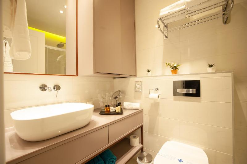 Deluxe Double Room with Shower image 2