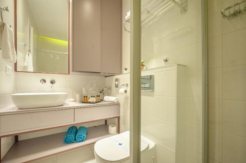 Deluxe Double Room with Shower image 3