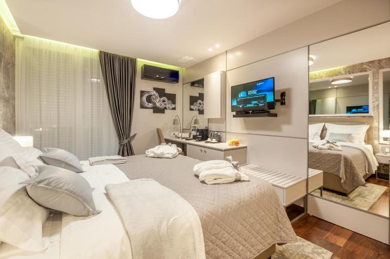 Deluxe Double Room image 3