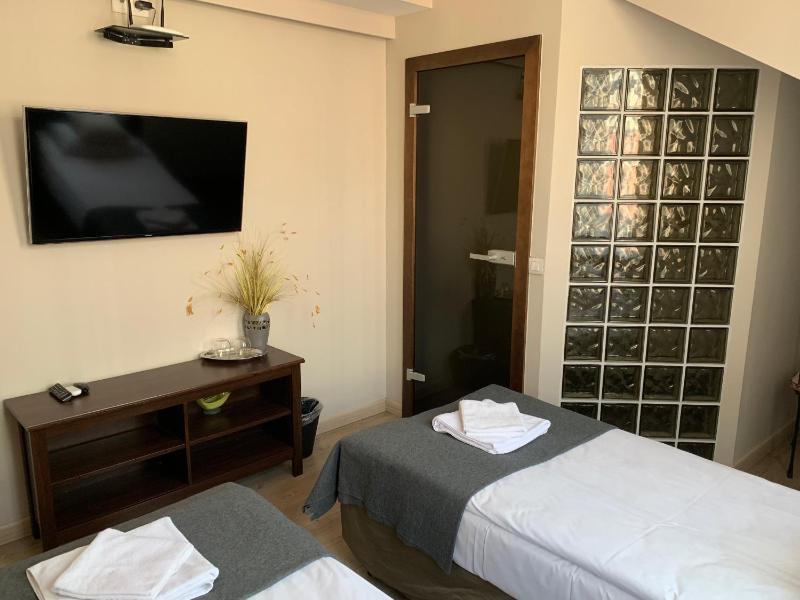 Standard Double Room image 3