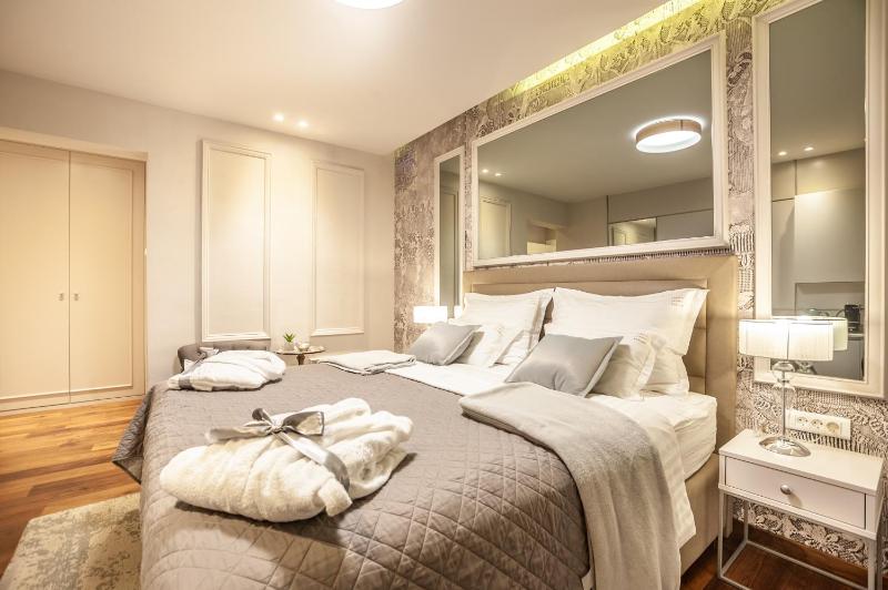 Deluxe Double Room image 2