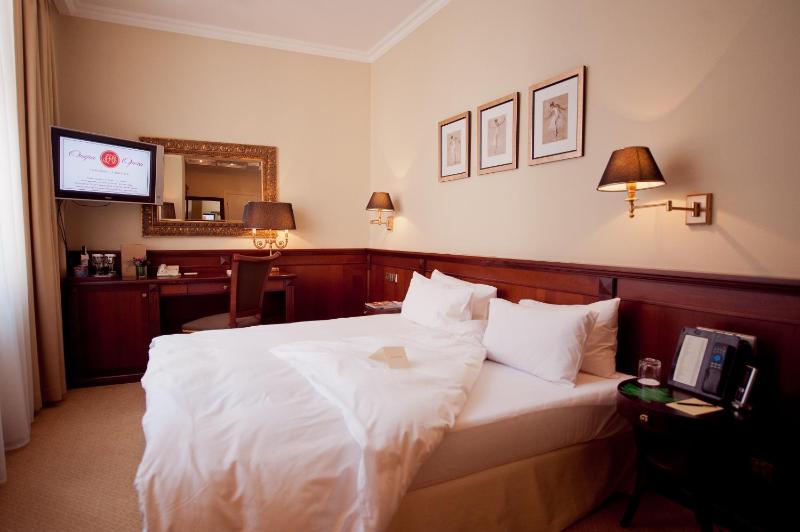 Standard Double or Twin Room image 4