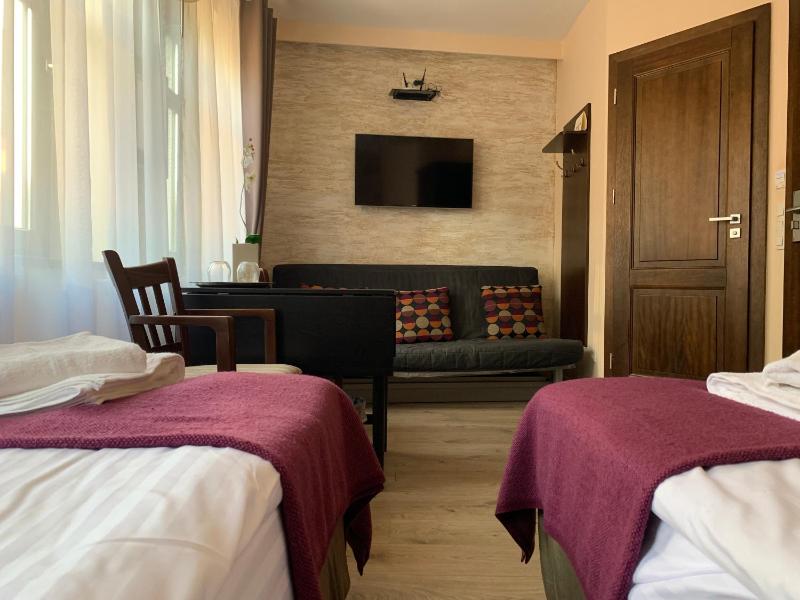 Standard Double Room image 4