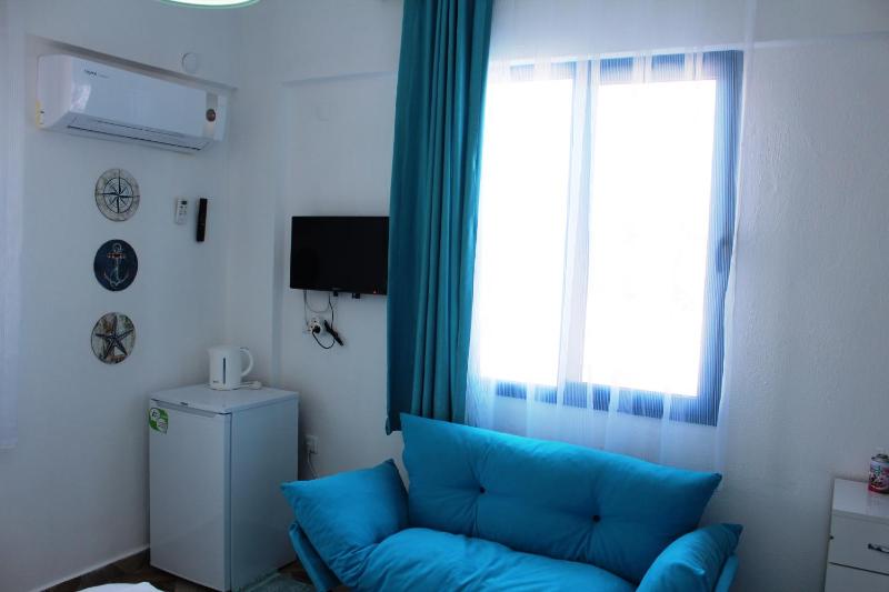 Double Room with Pool View image 4