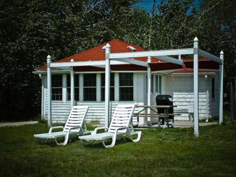 One-Bedroom Cottage image 2