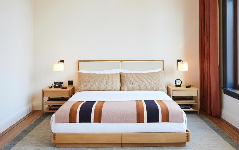 Deluxe King Room image 2