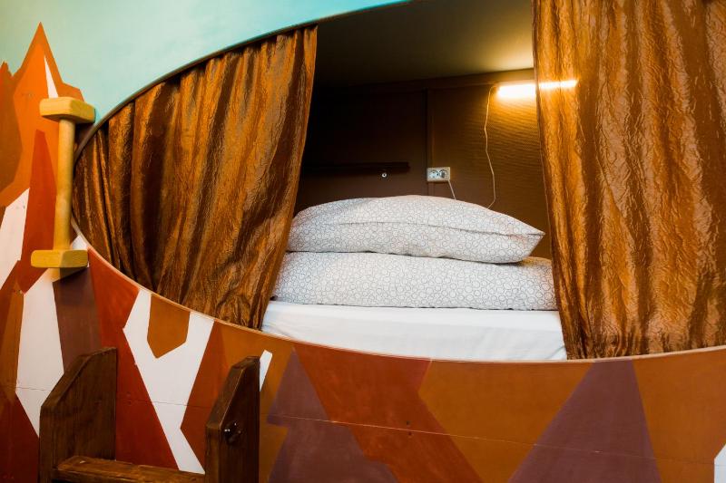 8-Bed Mixed Dormitory Room image 2