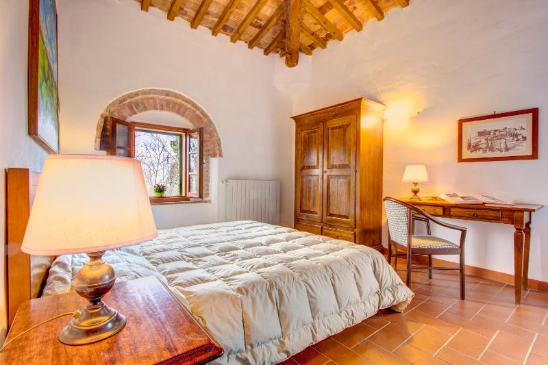 One-Bedroom Apartment image 4