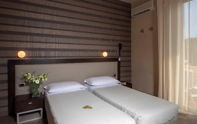 Standard Quadruple Room image 4