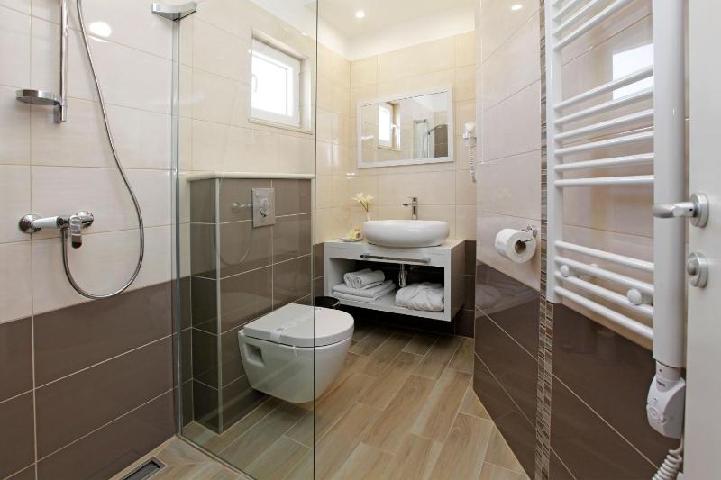 Superior Double Room with Balcony and Side Sea View image 2