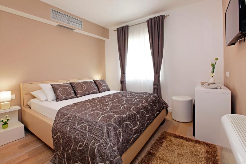 Standard Double Room image 2