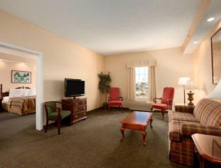 King Suite - Non-Smoking image 3