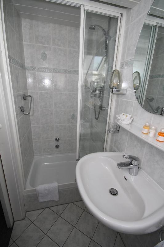 Twin Room image 3