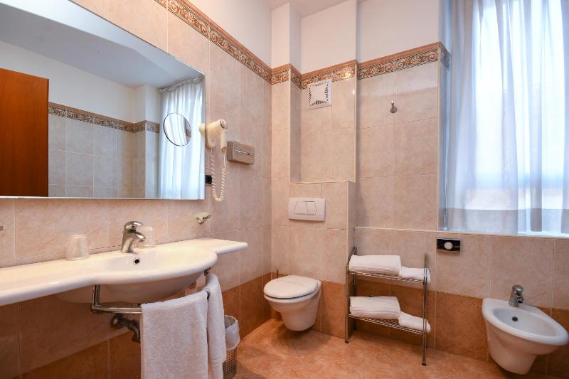 Standard Triple Room image 4