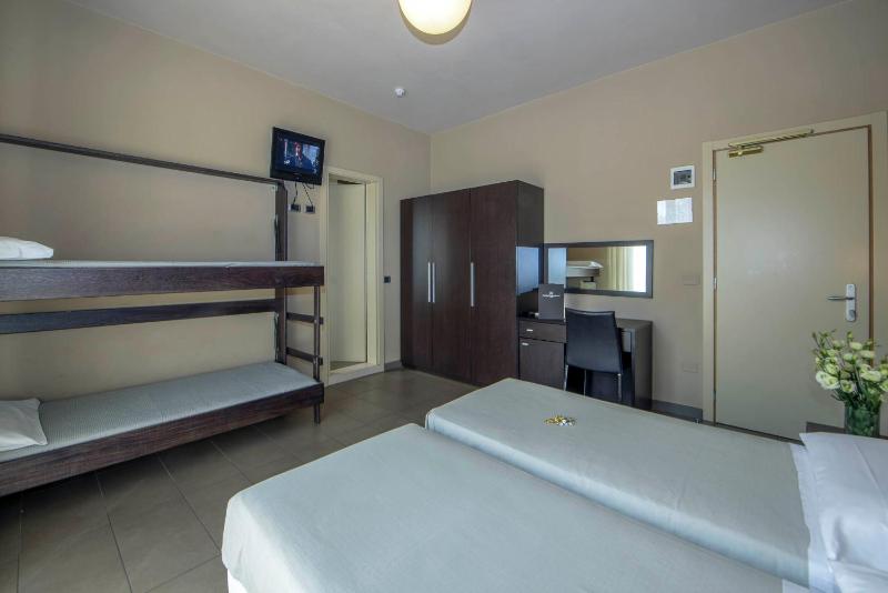 Standard Quadruple Room image 3