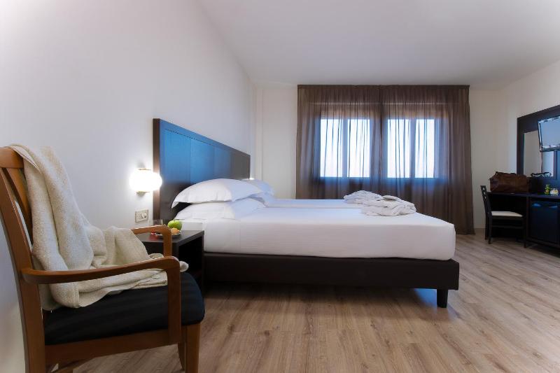 Double or Twin Room image 4