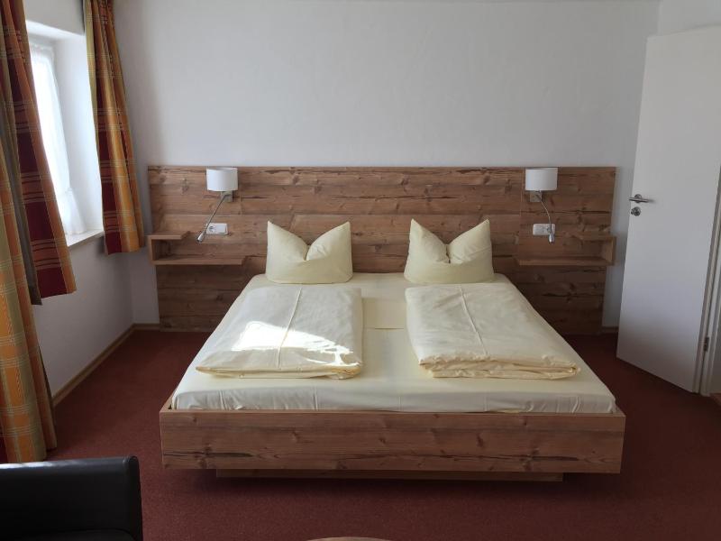 Deluxe Double Room with Balcony image 3