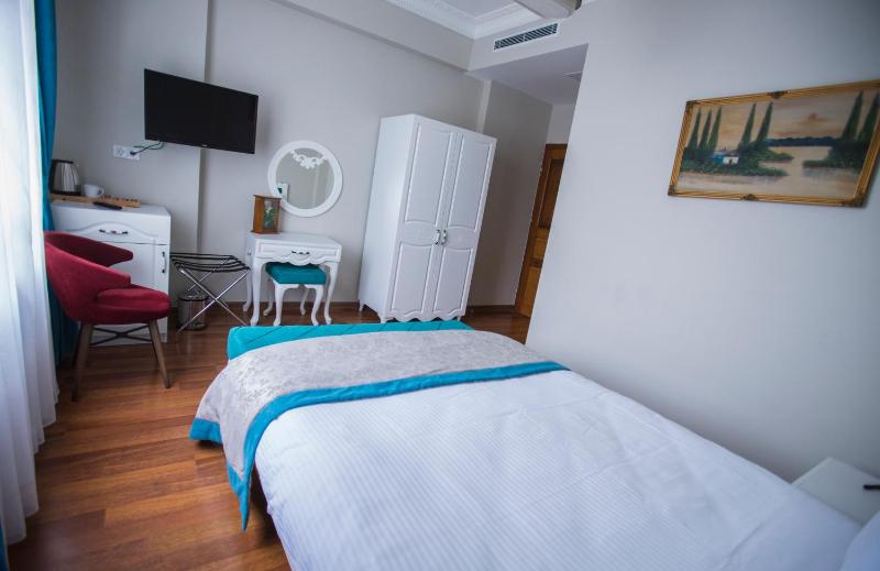 Standard Double Room image 3