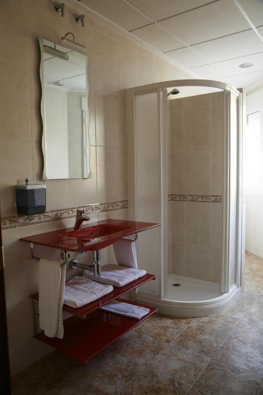 Twin Room with Private Bathroom image 3