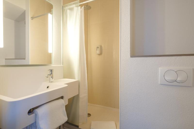Twin Room image 2