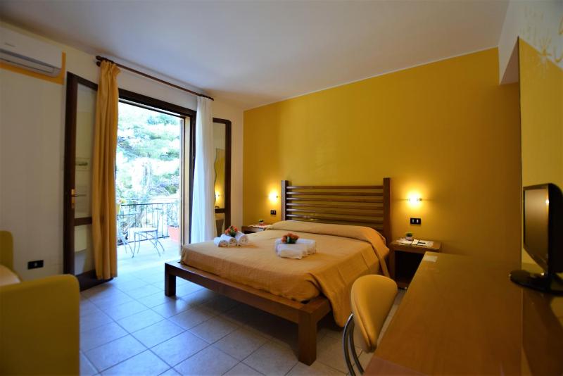 Double Room with Balcony image 4