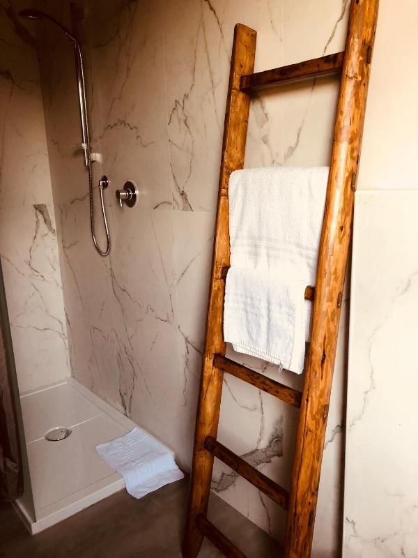 Twin Room with Private Bathroom image 1