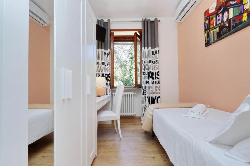 Standard Single Room image 3