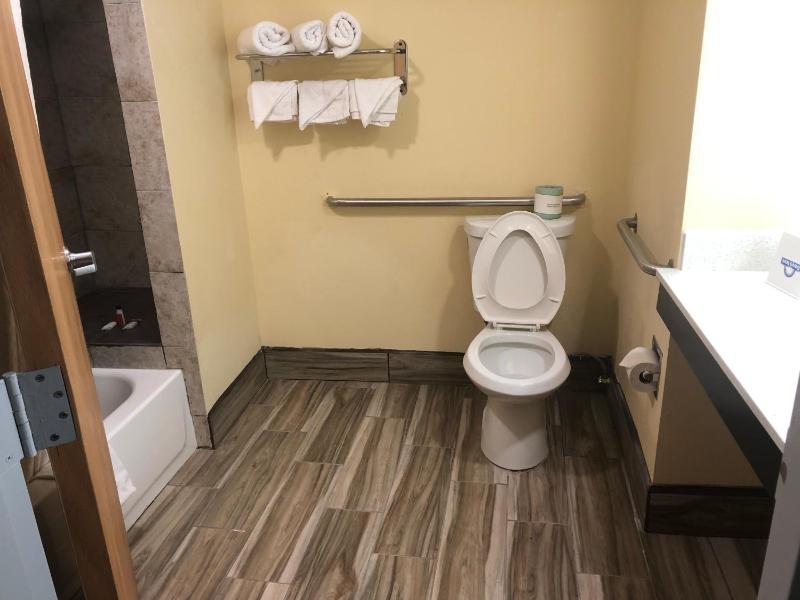 Double Room with Two Double Beds - Mobility Access/Non-Smoking image 3
