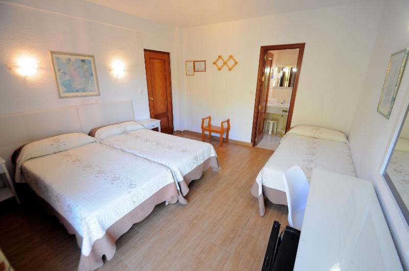 Standard Triple Room image 2