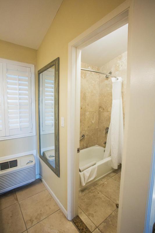 Standard Room, 2 Queen Beds image 4
