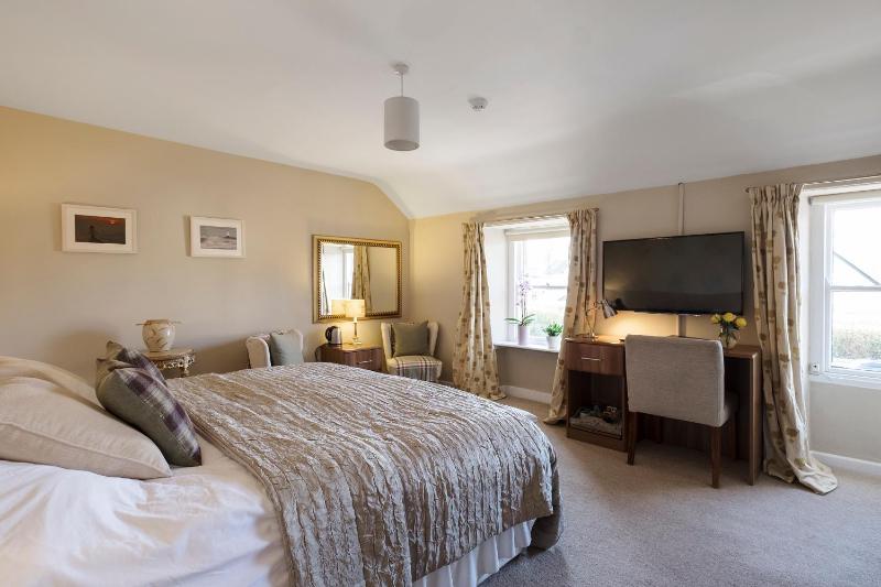 Double Room with Super King size bed image 4