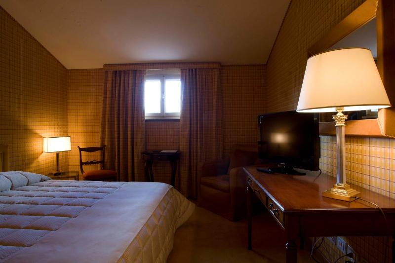 Small Double Room image 2