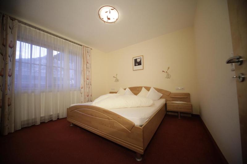 Superior One-Bedroom Apartment image 3
