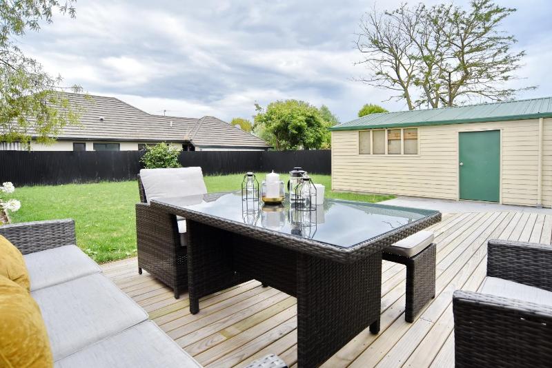 Room to spread out - fenced lawn pets welcome - Weston Villa - image 10