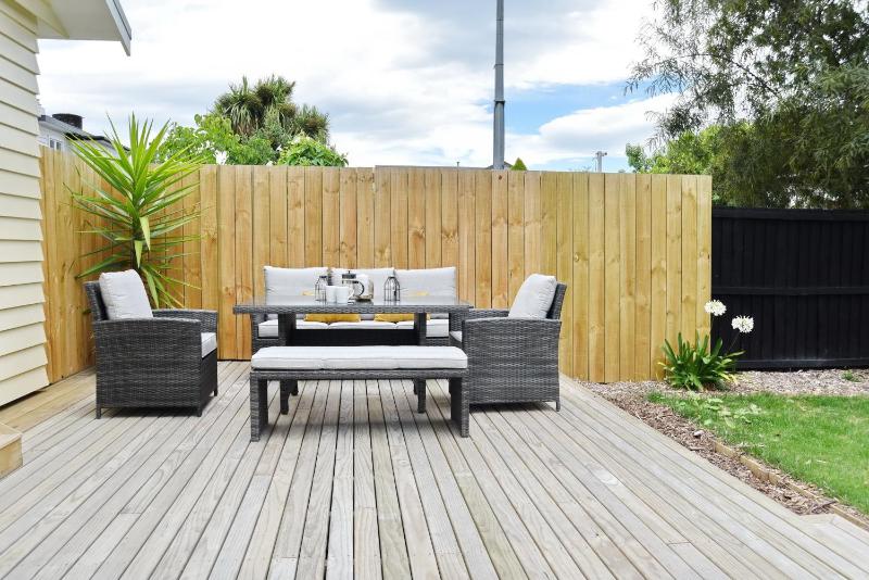Room to spread out - fenced lawn pets welcome - Weston Villa - image 22