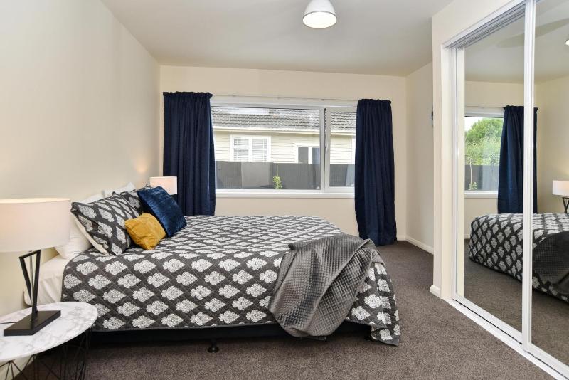 Room to spread out - fenced lawn pets welcome - Weston Villa - image 13